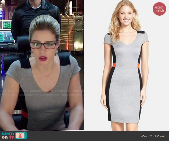 Wornontv Felicity S Grey Colorblock Dress On Arrow Emily Bett