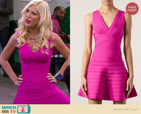 Wornontv Holly S Pink Scalloped Bandage Dress On Mystery Herve Leger Pink Flared Bandage Dress Worn By Tori Spelling On Mystery S